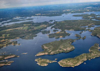 Muskö - Flygfoto över Fårfjärden Finnhamn Älvsnabben Kapellön Gubbholmen 1200px