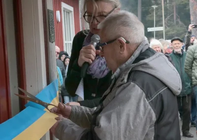 Bandet runt den nya bygdegården kunde högtidligt klippas av Muskös äldste medborgare Gösta Eriksson, 94 år.