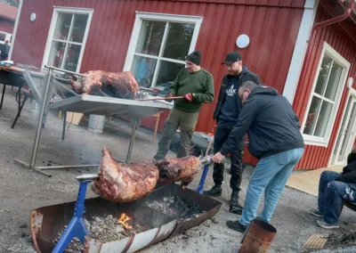 På kvällen bjöds det på helgrillat vildsvin från Muskö.