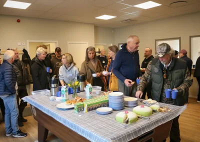 Det bjöds på kaffe och tårta och senare på kvällen helgrillat vildsvin från Muskö.